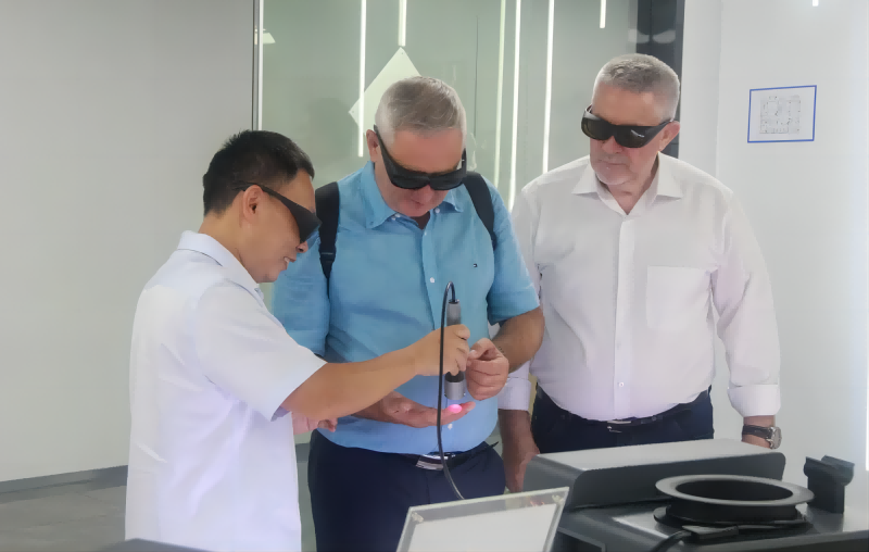 Maďarská delegace pro vědu a technologii a hospodářskou a obchodní spolupráci navštíví PBM Medical Laser, aby prozkoumala hranice laserové technologie